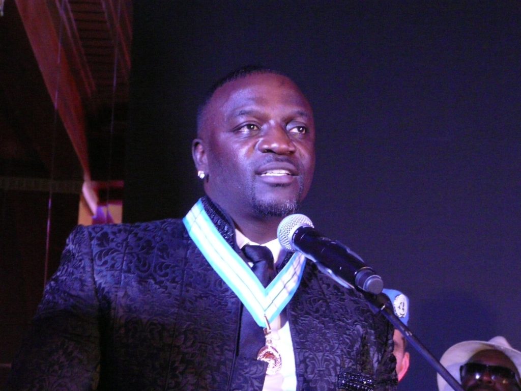 Le chanteur Akon récompensé de la médaille commémorative de la paix