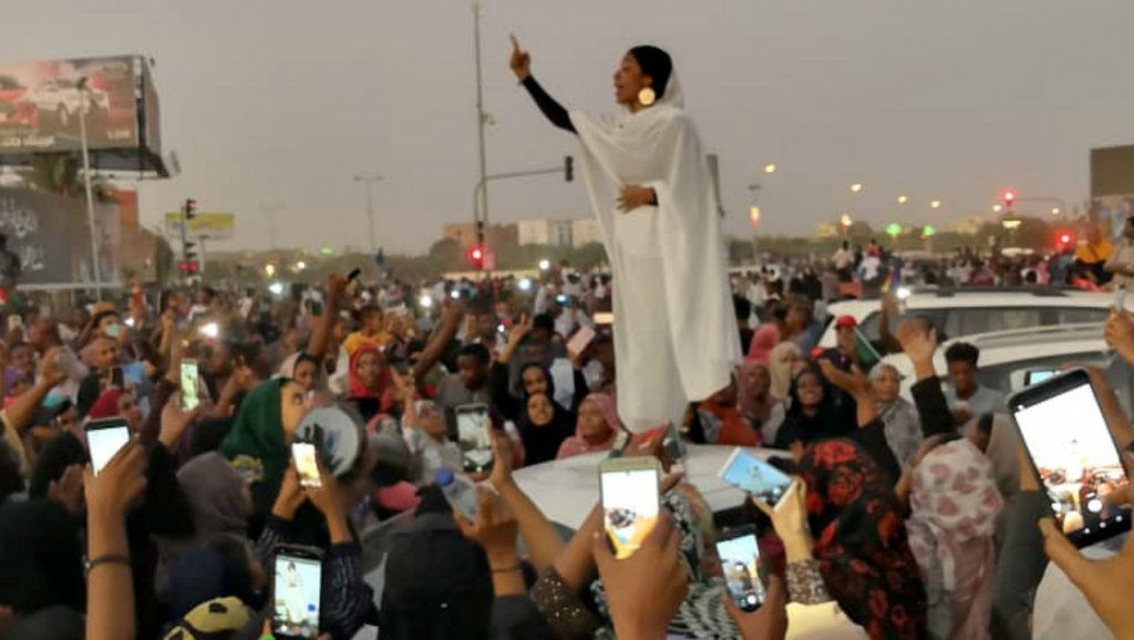 Soudan, Algérie : « un printemps arabe 2.0 ? »